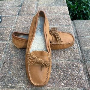 UGG women’s driving moccasins GUC - size 6-1/2